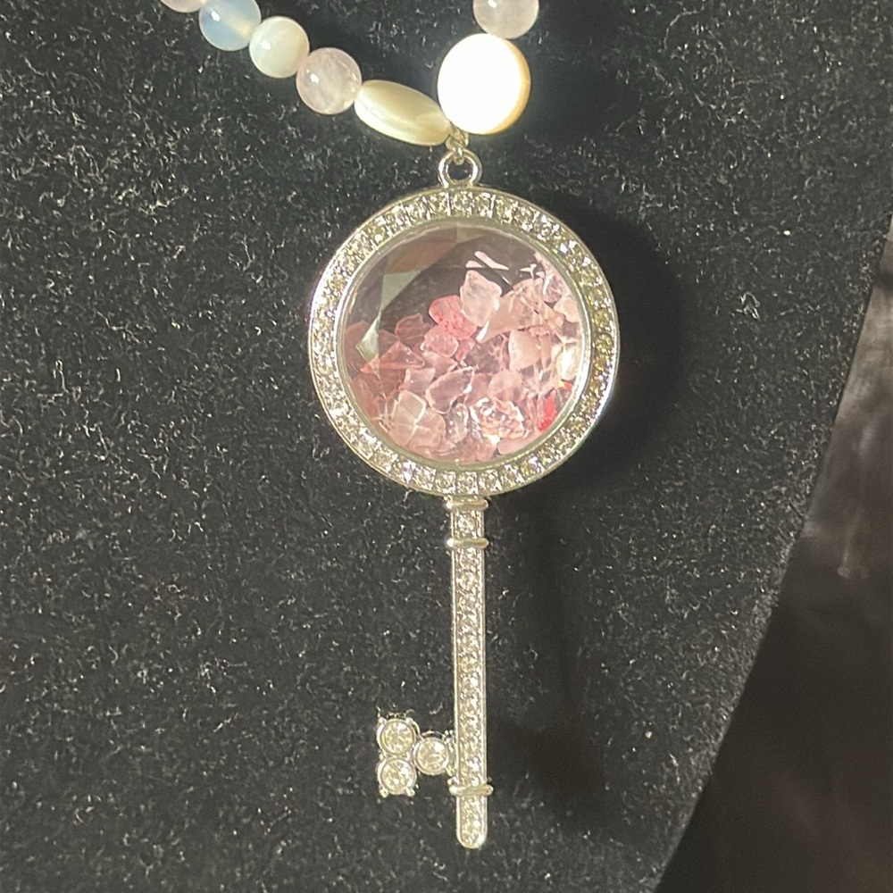 Pink Roses And Pearl Stretch Necklace (Rose Quartz, MOP, Flower Agate) - Picture 5 of 7